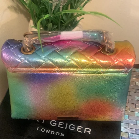 Kensington Quilted Leather Convertible Shoulder Bag
KURT GEIGER LONDON - Picture 3 of 17